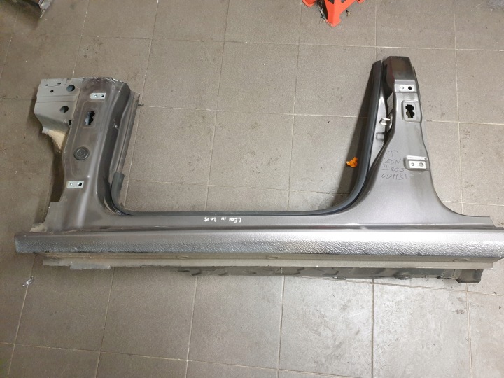 Garniture moulure montant Gauche Jupe Longeron SEAT LEON III 3 5F 2013