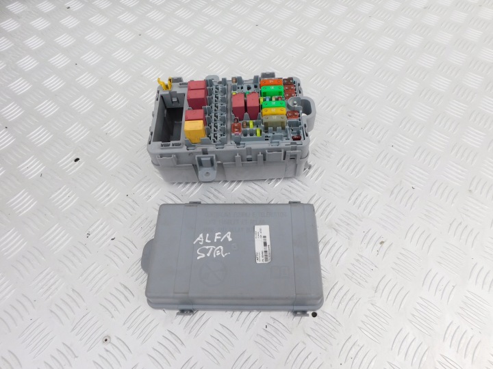 Alfa Romeo Stelvio QV 2.9 kaseta of fuses przekaznikow cover 63492