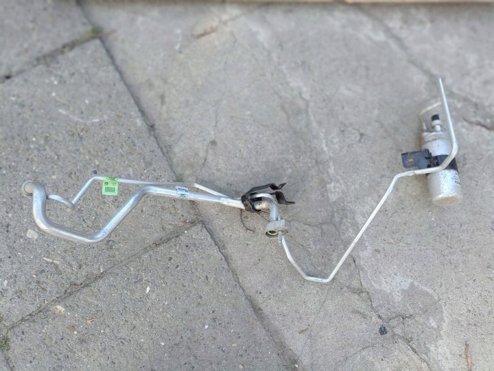 Ford Fiesta MK7 2016 front side right hose / wiring of the air conditioning A/C