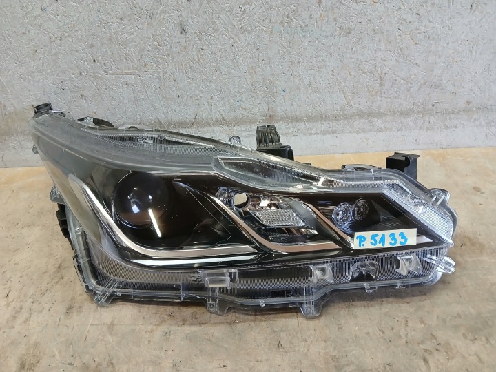 Licht vorne rechts TOYOTA COROLLA E21 Sedan Linse LED 81110-02T31