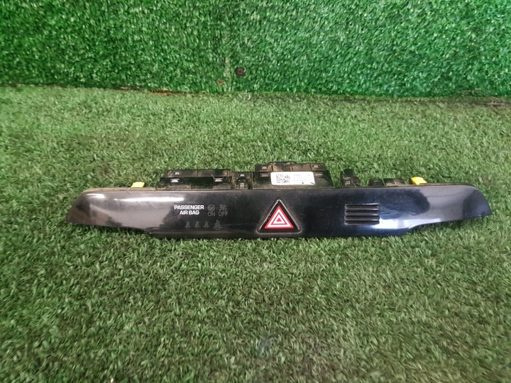 light switch of warning lights HYUNDAI TUCSON III 93700D7100 93700-D3XXX