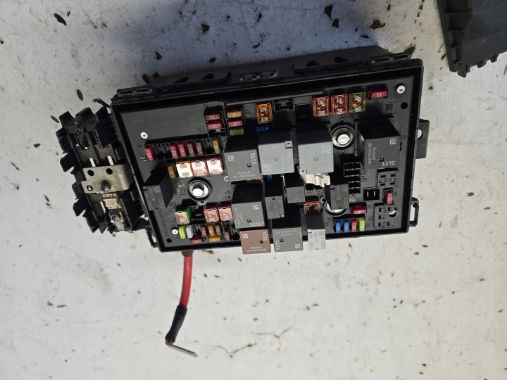 OPEL ASTRA J LIFT Skrinka PUSZKA poistiek BSI 13449209 XF 1.6 CDTI