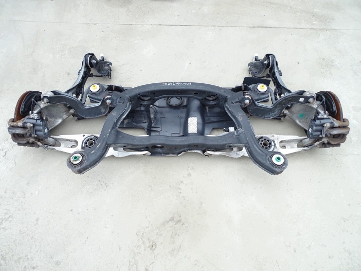 Essieu Renfort pare choc Essieu arrière TYLNIE KOMPLET MERCEDES CLA W118 C118 A2463510101