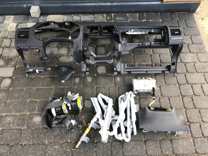 console dashboard panel airbags tension belts TOYOTA AURIS and