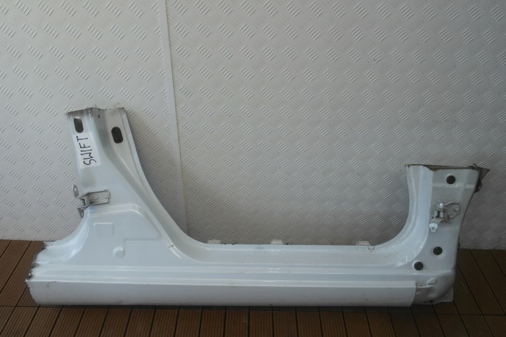 SUZUKI SWIFT MK7 10-17 5D práh ZE SLUPKIEM pravý BOK sloupek OE