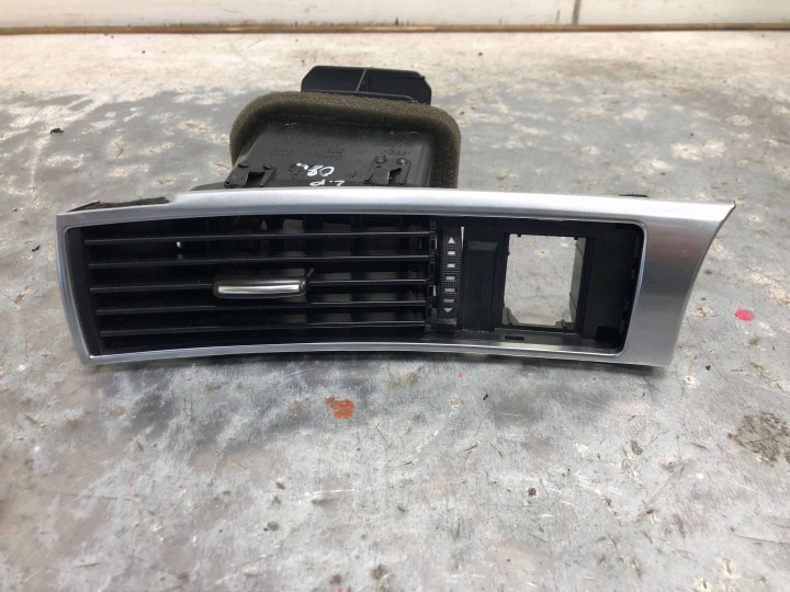 mřížka klími levý předek AUDI A6 C6 4F1820901D