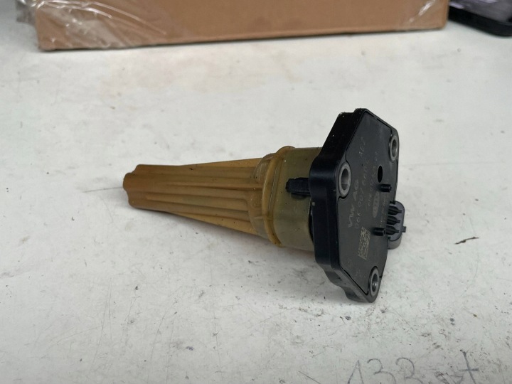 sensor of the level oil AUDI Q3 F3 06K907660C @M