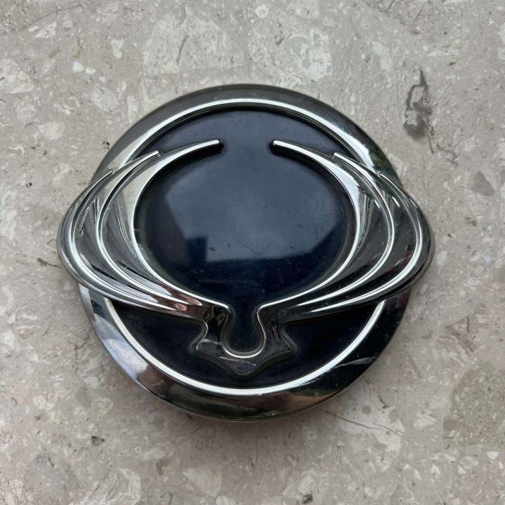 SSANGYONG TIVOLI EMBLEMAT LOGO znak kapoty 79956-35000