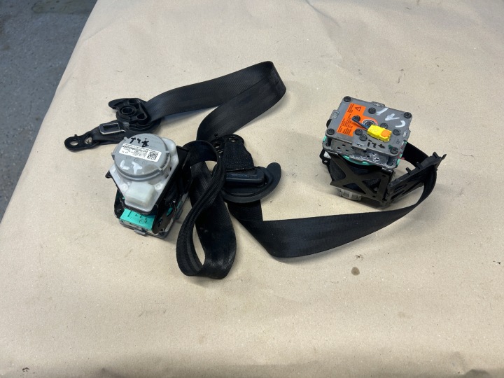 PORSCHE CAYENNE II 7P tension belts safety rear part L and P 7P0857806 7P0857805