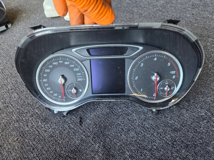 Instruments tachymètre compte tours Horloge montre tableau bord MERCEDES W176 A2469002416 0263734058