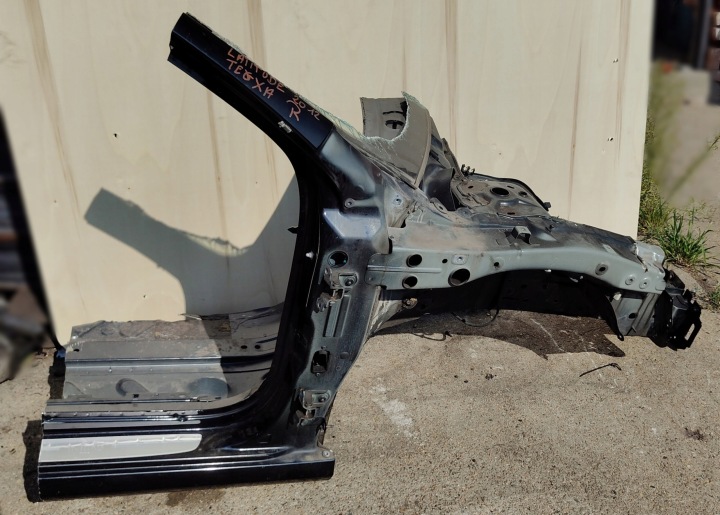 RENAULT LATITUDE 12R quarter right front of wheels.TEGXA