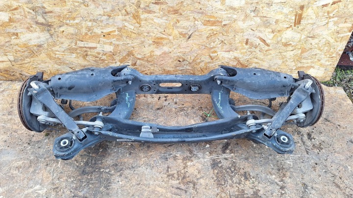 renfort essieu suspension arrière KPL A2053501208 MERCEDES C-classe W205 C205 AMG