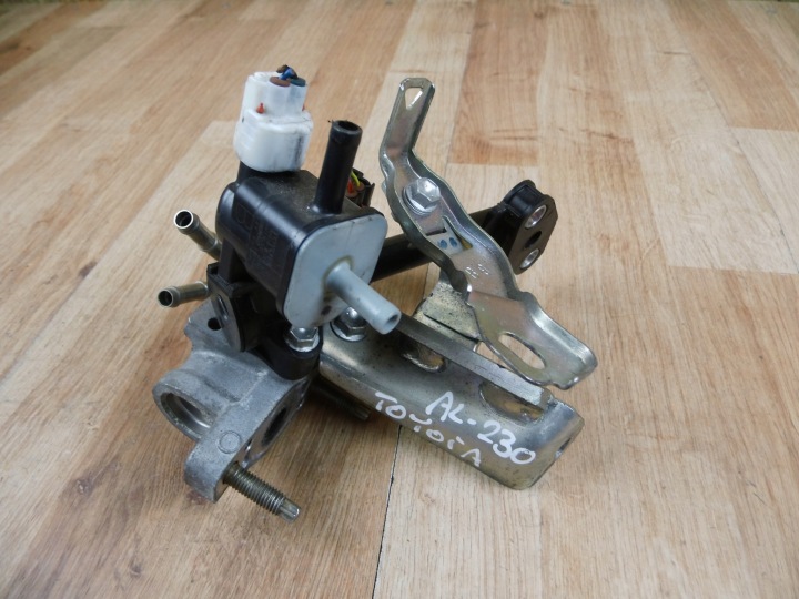Toyota Yaris III 1.0 EGR valve 2562040040 25620-40040