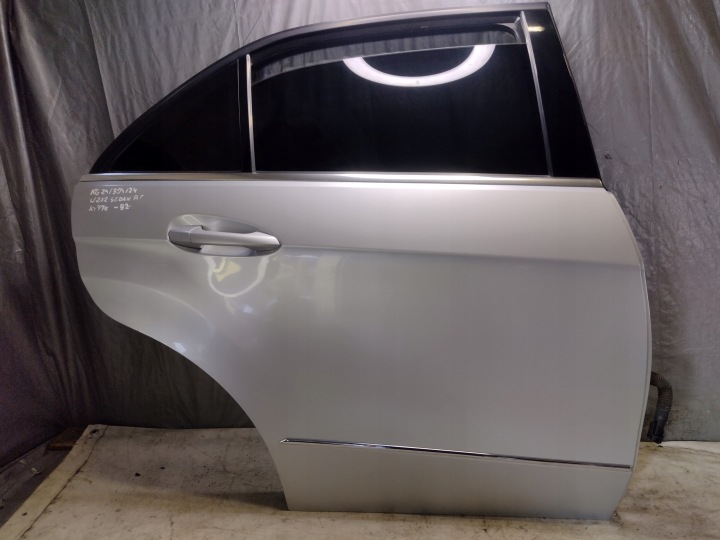 dveře pravý záď Mercedes W212 sedan k: 775