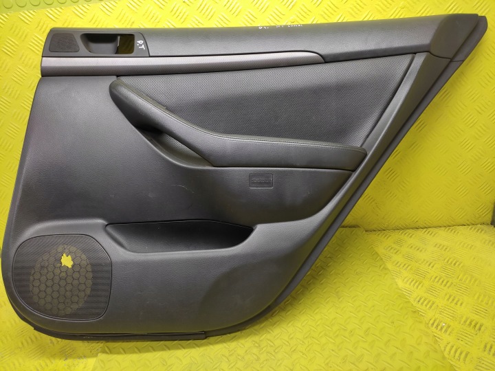 TOYOTA AVENSIS T25 KOMBI tapacír dveře pravý záď
