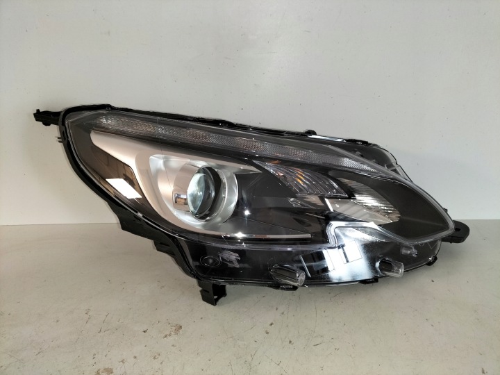 Feux phare Avant reflektor Droit PEUGEOT 2008 et LIFT 16-19