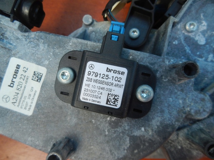 Het actuatormechanisme van de achterklep MERCEDES W204 combinatie 7