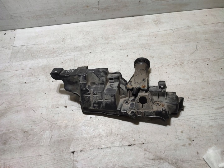 Mercedes-Benz GLA W156 2015 cover upper of the engine