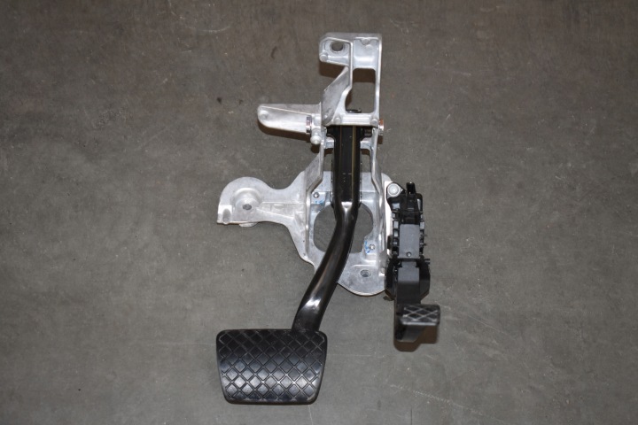 IDEALNY PEDAL brzdy plynu AUDI Q7 Q8 TOUAREG III 1