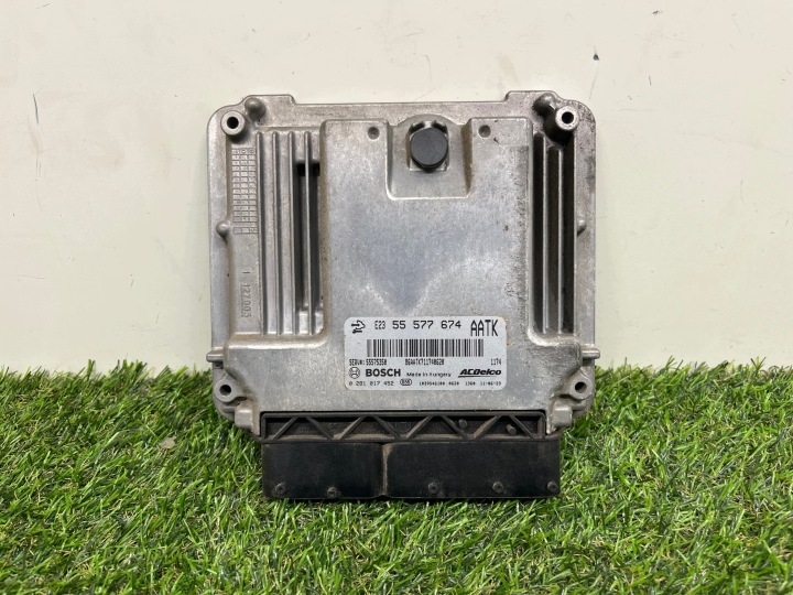 computer of the engine control unit OPEL ASTRA J 55577674