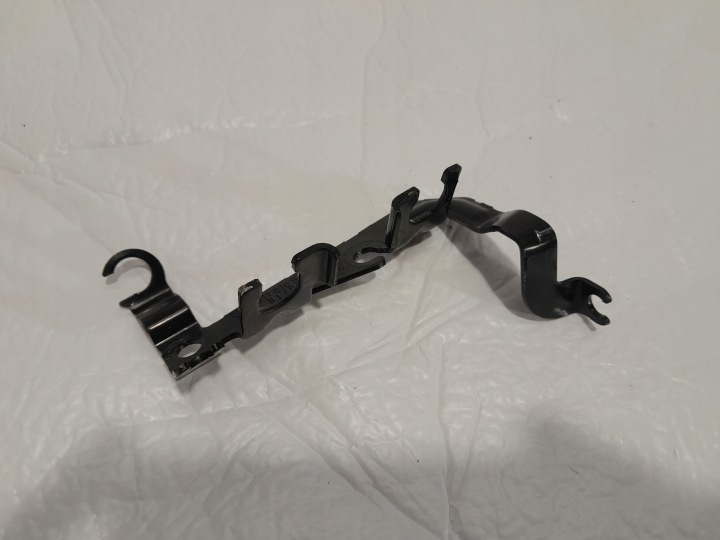 AUDI A4 A5 F5 8W Halter PRZEWODU Brems- rechts vorne 8W0611846S