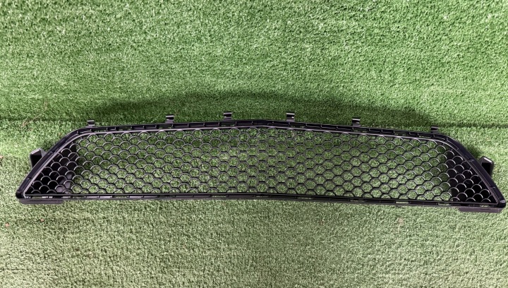 Mercedes E Klasa C207 grid of a bumper central A2078850053