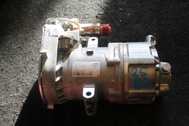 2582. compressor of the air conditioning MERCEDES A0008307004