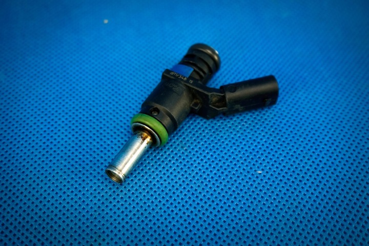 injector of the fuel Audi S4 S5 A6 A7 A8 06E906031