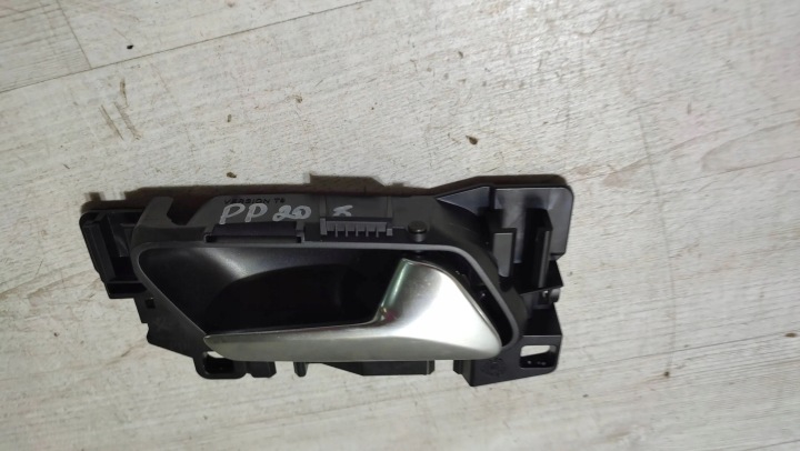 Peugeot 208 II 23r 1.2 front side right handle inner