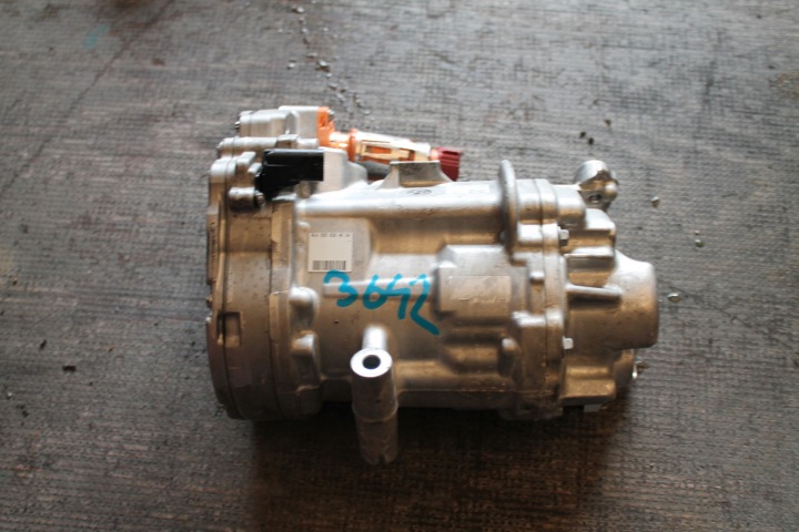 3642. compressor of the air conditioning MERCEDES A0008304604