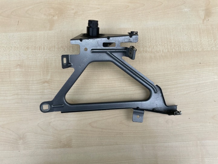 BMW 7 F01 F02 Halter des Kotflügels links 7184179
