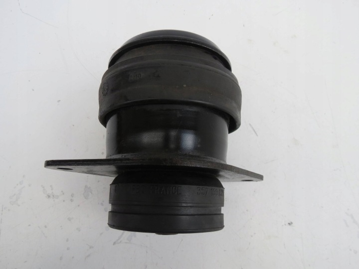 console holder of the engine VW PASSAT B4 2.0 357199621