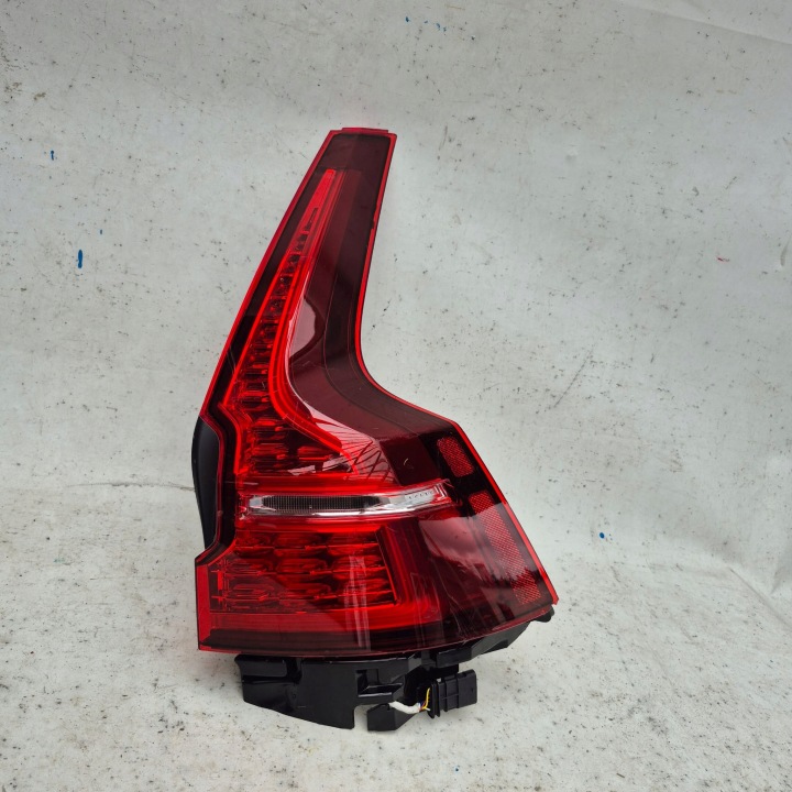 VOLVO V60 II 18- light right rear part rear 32291359