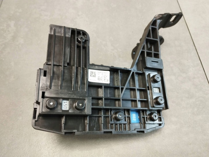 Mercedes-Benz GLE W166 kutija osigurača A1665409315