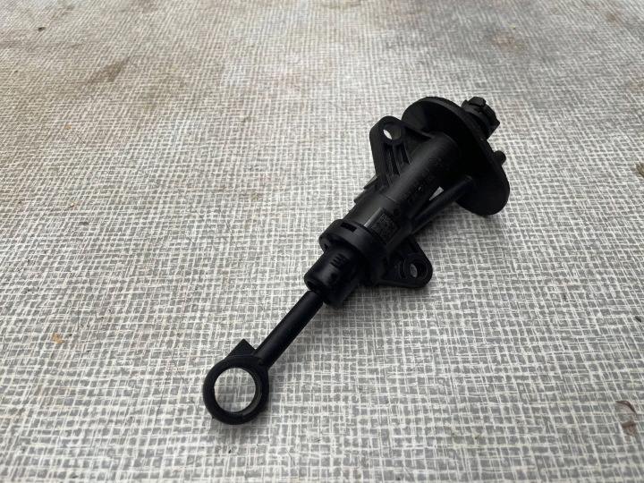 pump of the clutch SKODA KAROQ 5Q0721388J @A