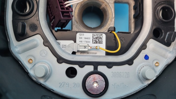 MERCEDES EQA 250 21 r HORNING LEADER RED A0050004599 7