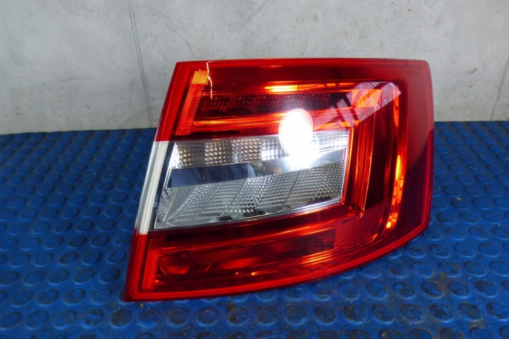 Skoda Octavia III Feux phare LED Droit Arrière 5E5945096B Original st.BDB