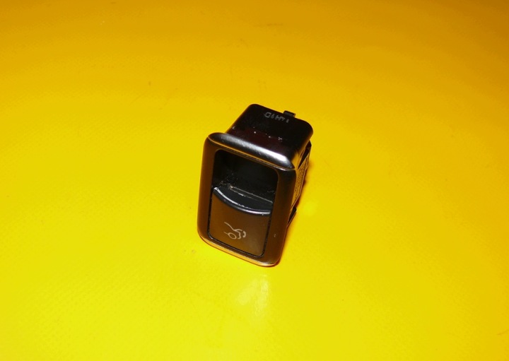 bouton pour l'ouverture ZAMYKANIA du capot coffre MERCEDES E-classe IV 4 W212