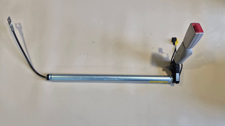 napínač pásu levý předek přední béžová 2228601969 MERCEDES W222