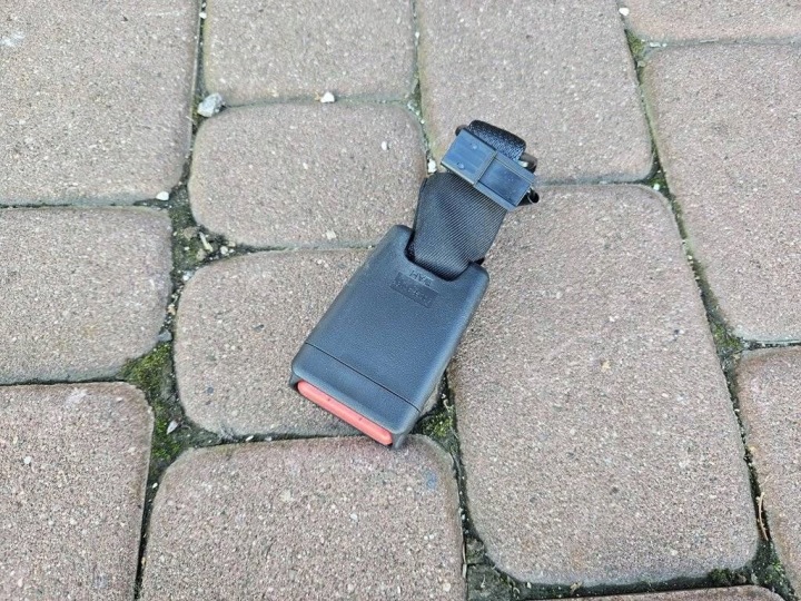 Zapinka wpinka klamra pasow rear part tylnych Toyota Aygo X 50G9P4C16P
