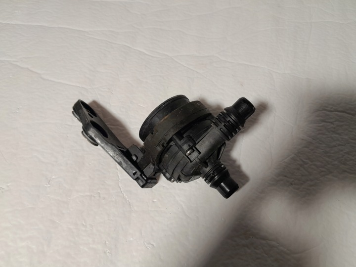 BMW 7' G11 LCI zusätzliche Wasserpumpe 8474820