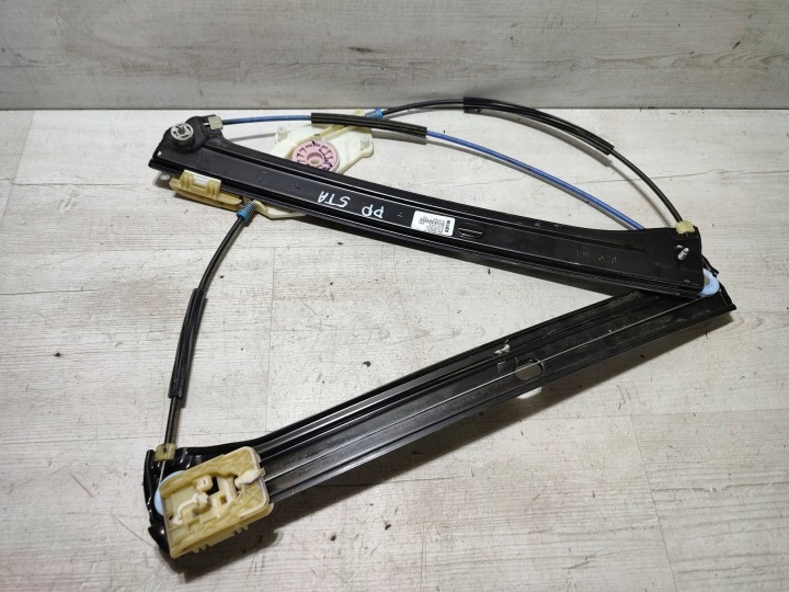 Volkswagen Touran III 2020 front side right lift of the window