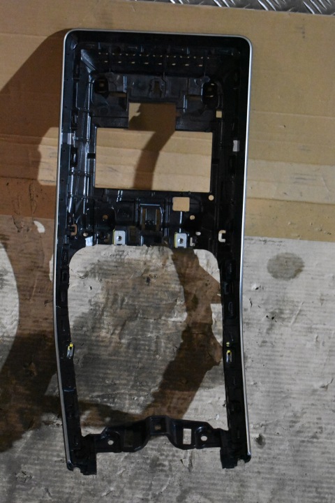 IDEALNA frame holder TUNELU MERCEDES W206 1