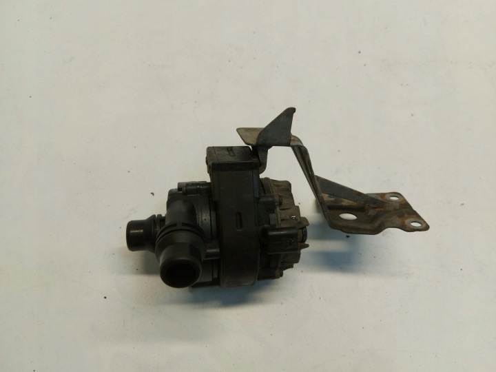 BMW G30 530e zusätzliche Pumpe des Umlaufs des Wassers 8638238