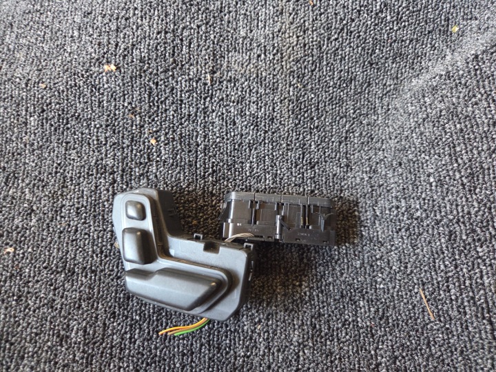 Bouton Siège Gauche Avant MERCEDES W246 A2469050251