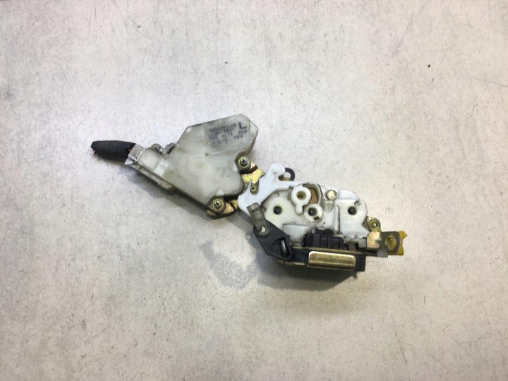 de la Serrure Portière Gauche Avant NISSAN MICRA K11 4 PIN