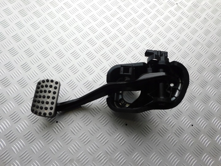 Mercedes GLC pedal brzdy LADNY A2052920415