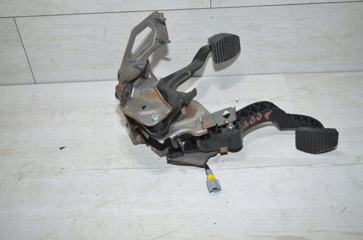 pedal frizione freno Peugeot 2008 14r