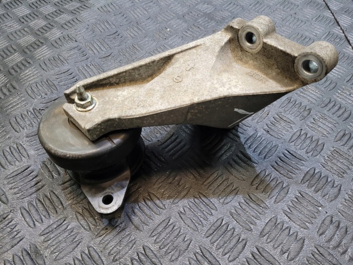 holder engine mount left NISSAN LEAF II ZE1