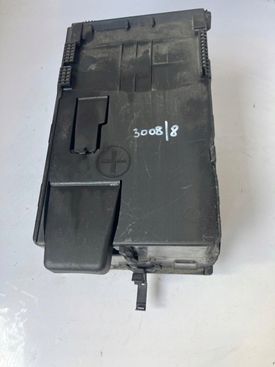 Gehäuse Blende Abdeckung AKUMULATORA PEUGEOT 3008 und 9663615380